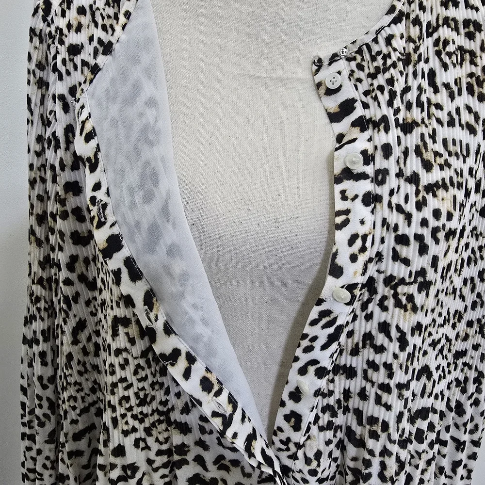 BANANA REPUBLIC size Large Long Sleeve Pleated Animal Print Button Lined‎ Blouse